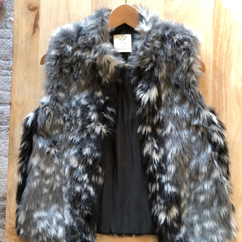Pins and Needles, faux fur grey vest; size S